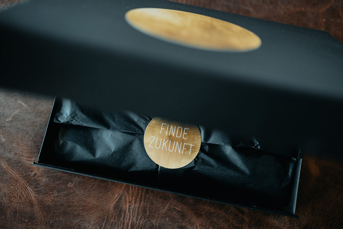 Blick in die geöffnete Finde Zukunft Gold Box